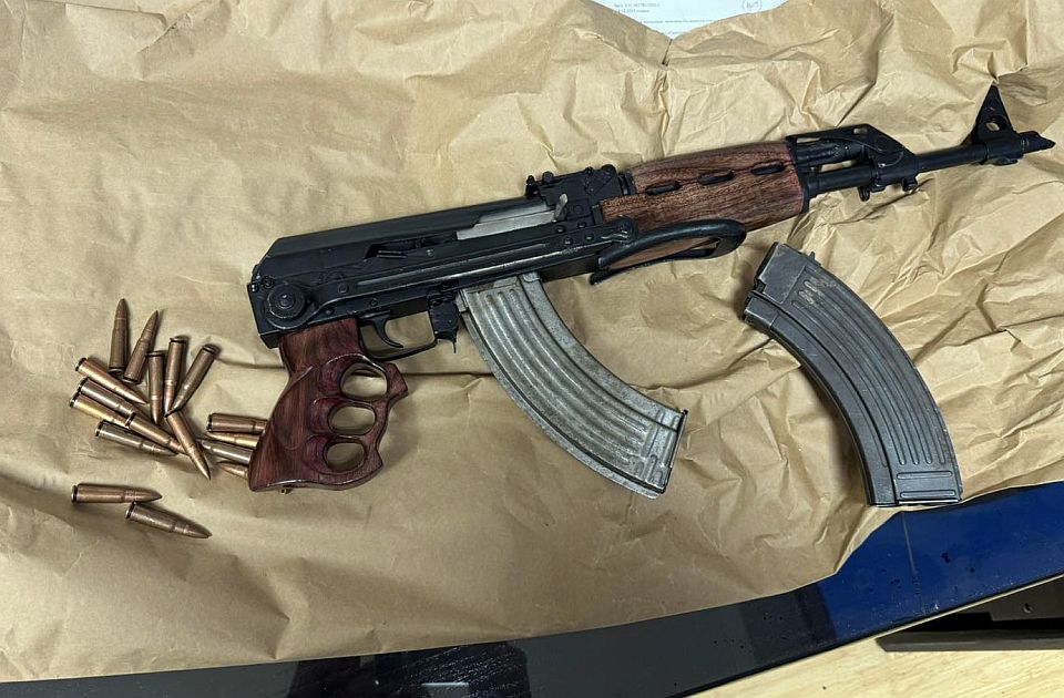 Uhapšen na Batrovcima: U automobilu pronađena automatska puška