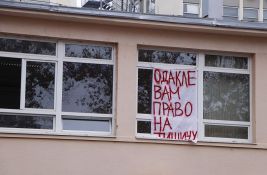 VIDEO Građani i studenti ispred Zatvorske bolnice u Beogradu: 