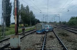 FOTO: Automobil sa prikolicom izleteo na prugu kod Golubinaca, bilo otežano kretanje vozova