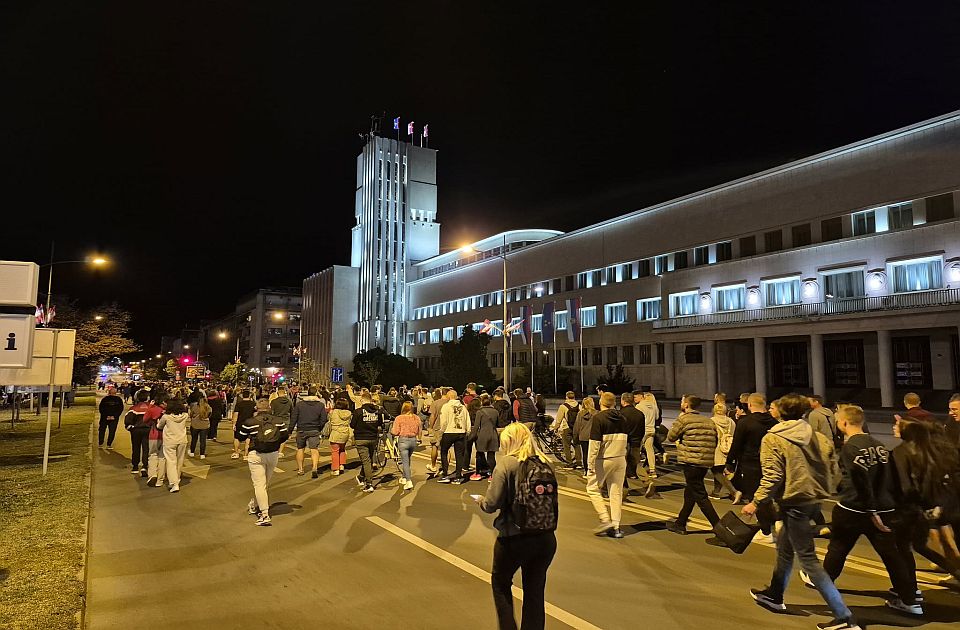 UŽIVO Protest podrške studentu Bogdanu Jovičiću, građani i studenti kod Banovine UŽIVO Protest podrške studentu Bogdanu Jovičiću, građani i studenti kod Banovine