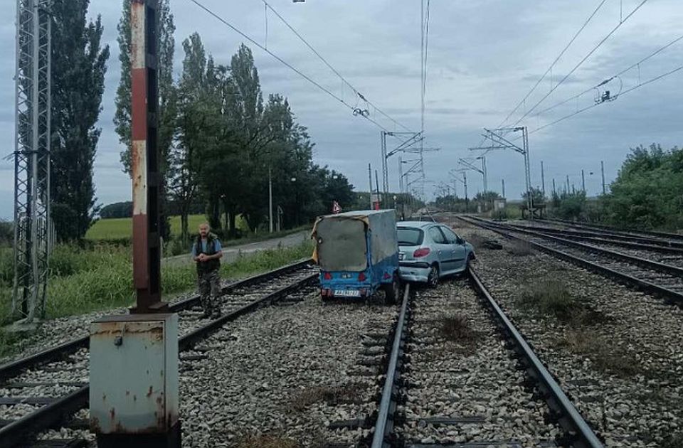 FOTO: Automobil sa prikolicom izleteo na prugu kod Golubinaca, bilo otežano kretanje vozova