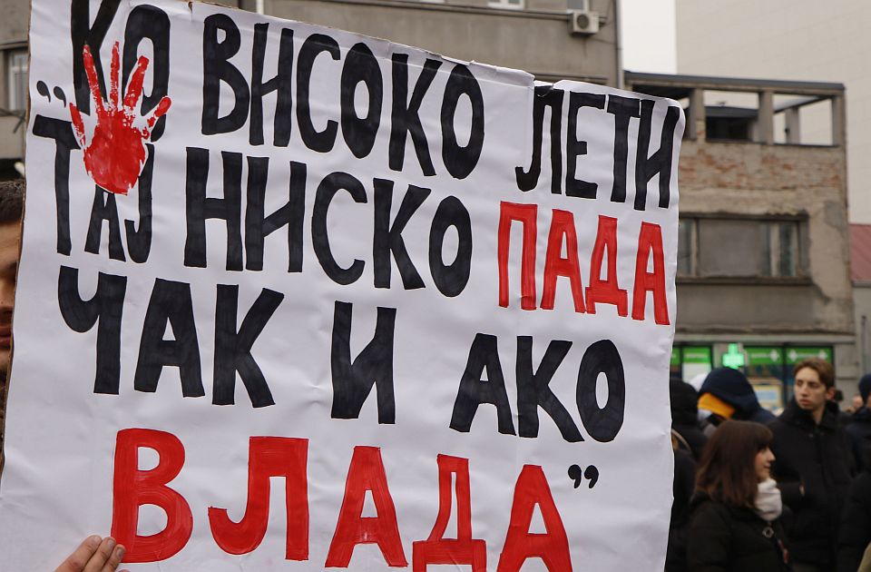 Lanci na nogama studenta tokom sahrane: Neprimereno okolnostima