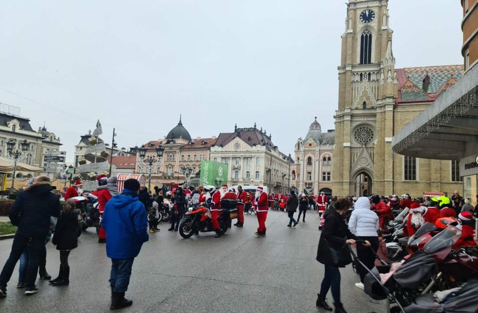 FOTO, VIDEO: Moto Deda Mrazovi i ove godine delili poklone i slatkiše malim Novosađanima