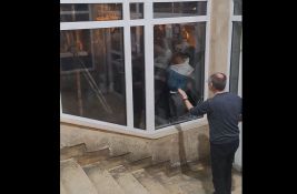 VIDEO: Policija upala na Medicniski fakultet u Beogradu zbog izbora za studentski parlament