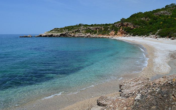 Izlile se fekalije na plaži u Bečićima, više od 1.500 gostiju zatvoreno u hotelu