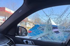 FOTO: Više taksi vozila oštećeno u Novom Sadu