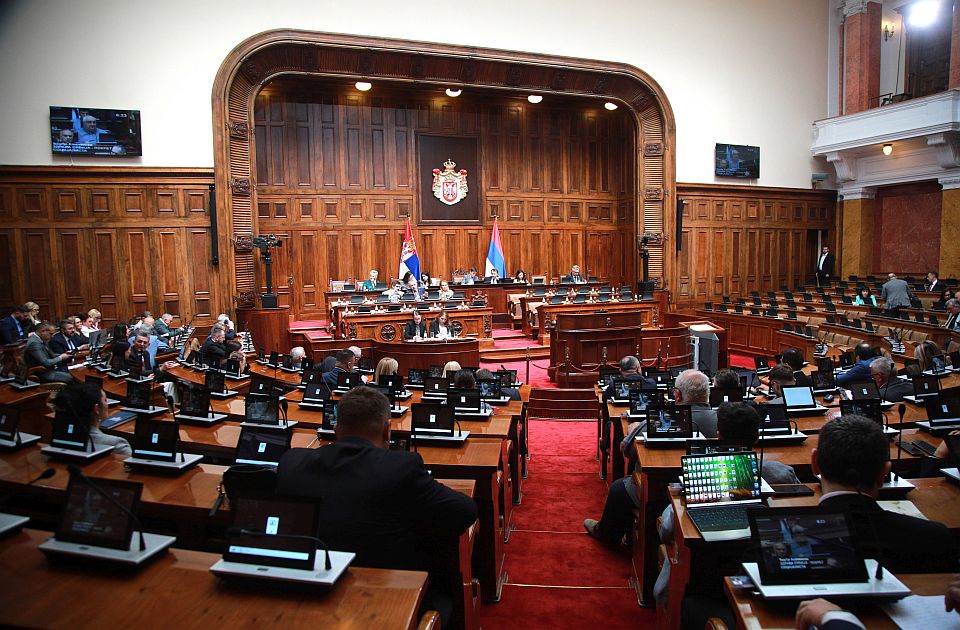 Radili ili ne, pljuvali se i vređali ili tapšali jedni drugima - poslanici nas koštaju: 