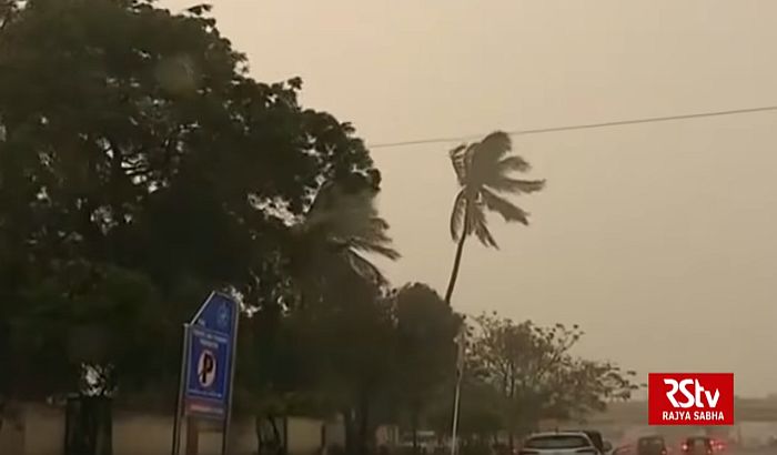 Ciklon "Fani" čupao drveće, poginulo najmanje 12 ljudi