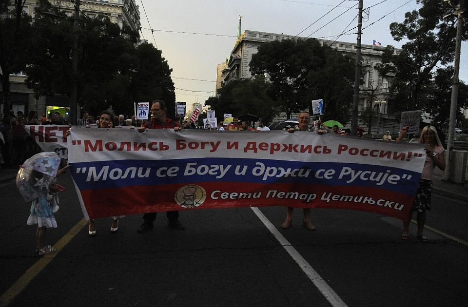 FOTO: Uoči "Nedelje ponosa" u Beogradu održan protest protiv propagiranja "ideologije LGBT" 