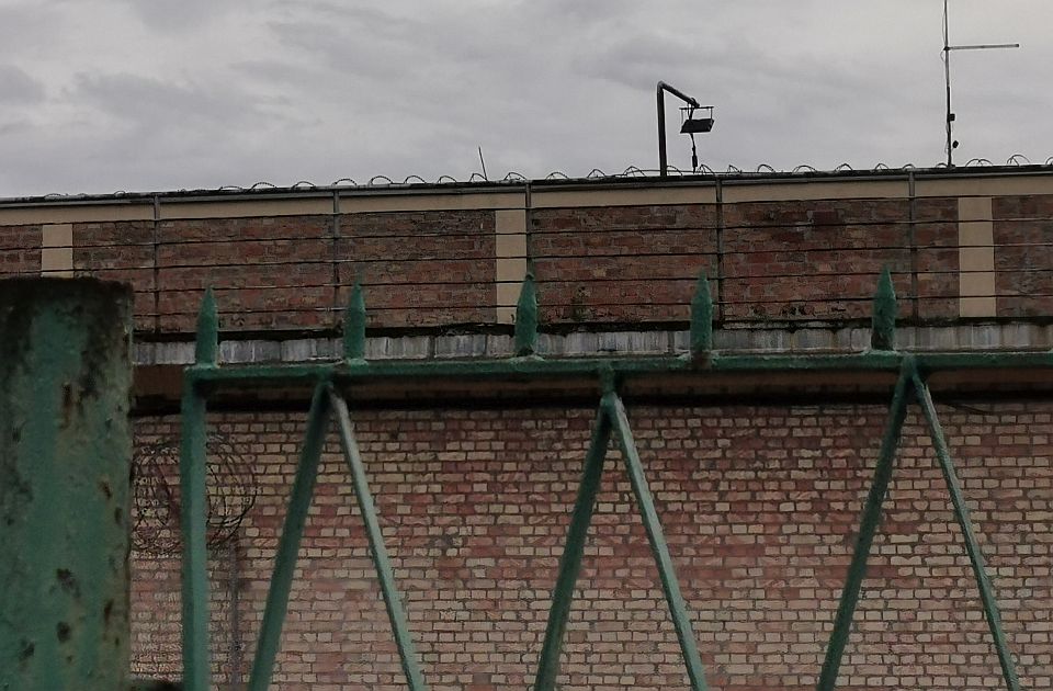 Telefoni "sleteli" na krov Istražnog zatvora u Crnoj Gori