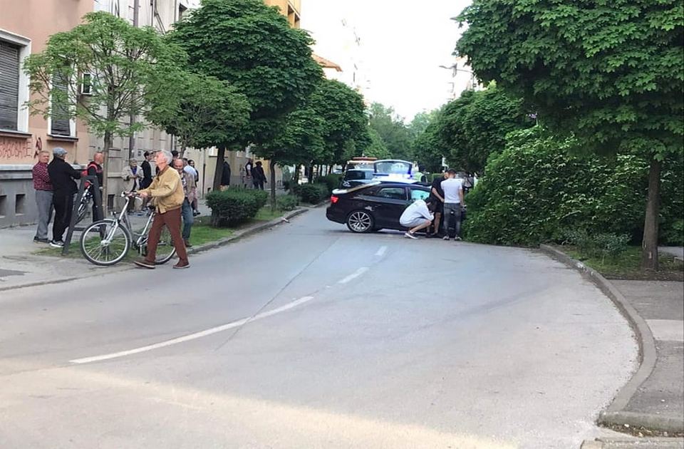 FOTO: "Audi" udario u drvo, izvalio ga iz korena
