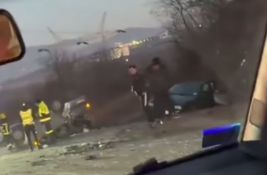 VIDEO Teška saobraćajka kod Bora: Više povređenih, automobili u kanalu i na krovu