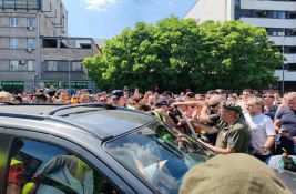 FOTO, VIDEO: Vozač pokušao automobilom da prođe kroz protestnu kolonu u Novom Sadu, pa priveden