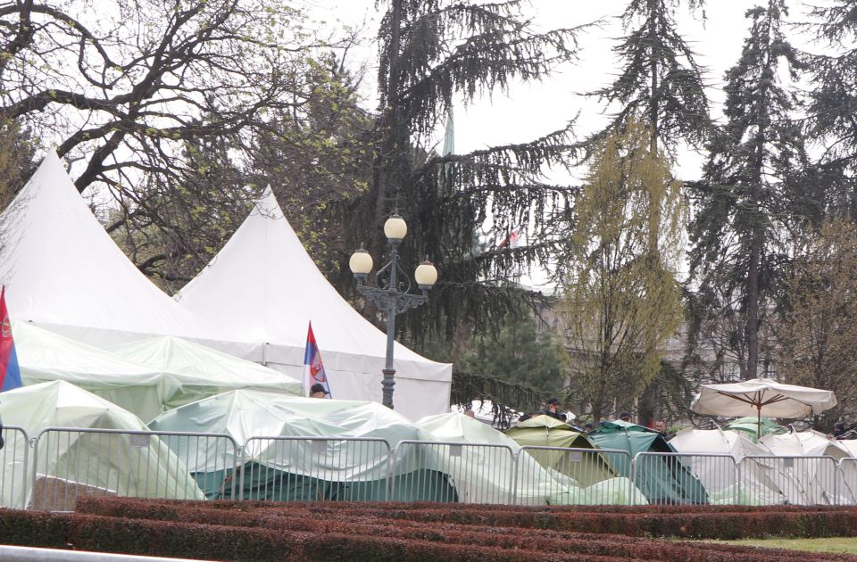 Jedni obeležavaju tragediju, drugi slave: Ispred Skupštine se raspaljuje roštilj, čuje se muzika