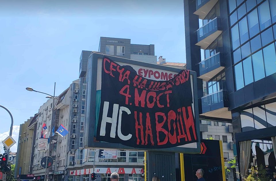 Spisak SNS afera koje su studenti istakli na bilbordima u Novom Sadu