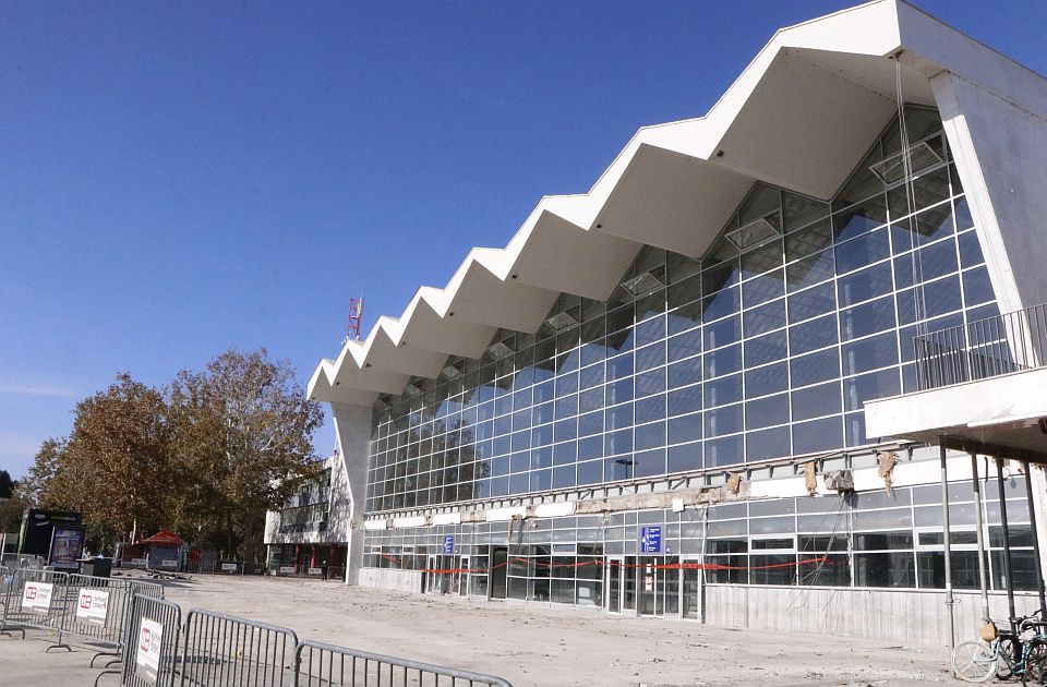 Majka mladića nadstradalog pod nastrešnicom napustila Srbiju zbog bezbednosti Majka mladića nadstradalog pod nastrešnicom napustila Srbiju zbog bezbednosti