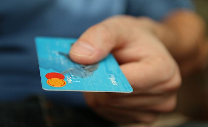 Blagajnik u Tokiju zapamtio podatke sa 1.300 tuđih kreditnih kartica, koristio iz za onlajn kupovinu