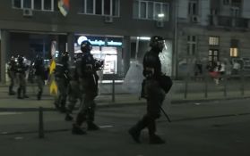 AP: Tenzije u Srbiji porasle od subote, Vučić pojačava pritisak u nameri da suzbije proteste