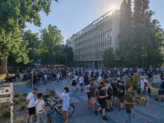 Blokade u Novom Sadu: Studenti i Zborovi se okupljaju kod Rektorata