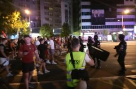 VIDEO: Policija posle ponoći potisnula građane koji su blokirali raskrsnicu kod Futoške pijace