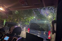 MUP: Jedan policajac povređen u napadu u Beogradu, oštećeno i službeno vozilo