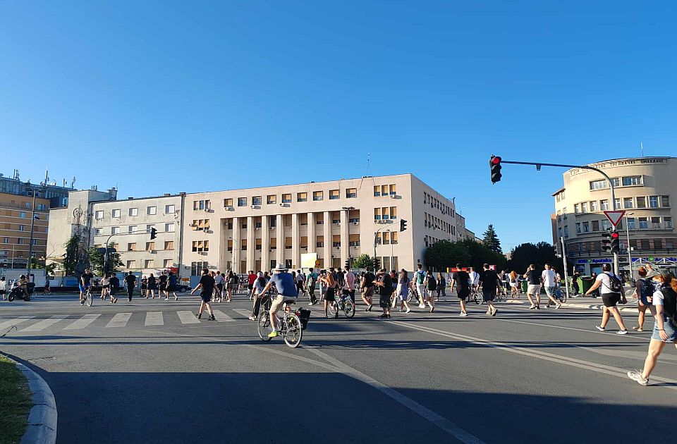 UŽIVO Blokade u Novom Sadu: Studenti i Zborovi na raskrsnici kod Banovine
