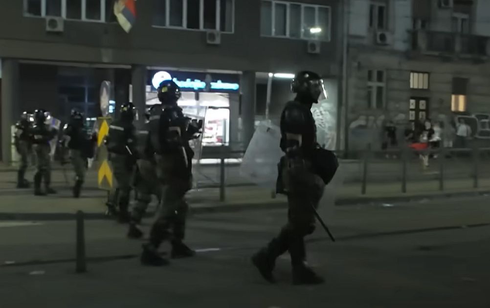 AP: Tenzije u Srbiji porasle od subote, Vučić pojačava pritisak u nameri da suzbije proteste AP: Tenzije u Srbiji porasle od subote, Vučić pojačava pritisak u nameri da suzbije proteste