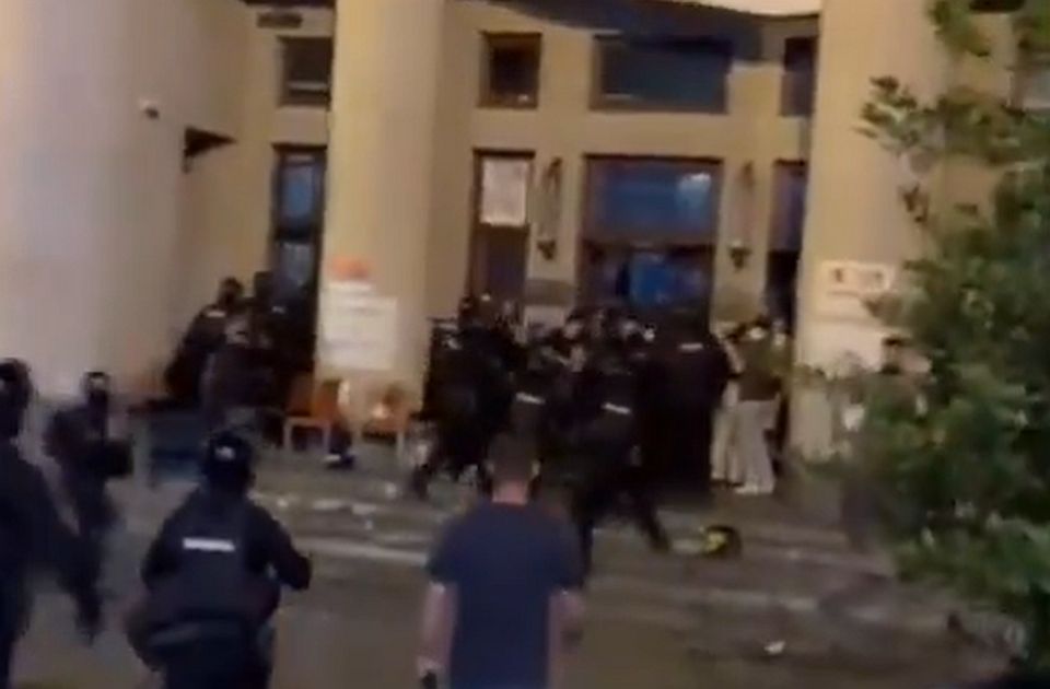 VIDEO: Žandarmerija napala studente kod Pravnog u Beogradu, među privedenima i Biljana Stojković