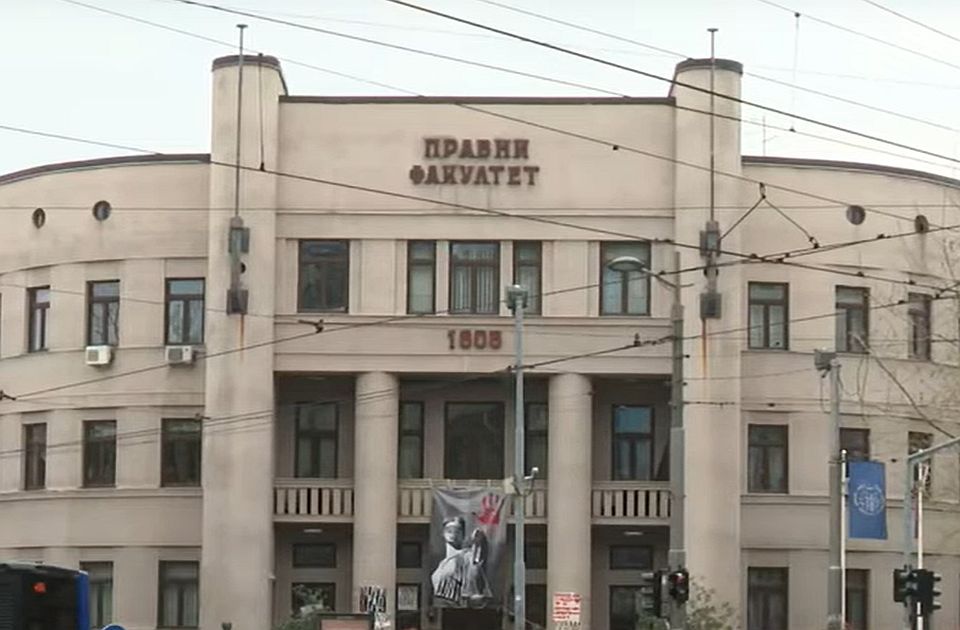 VIDEO: Građani, studenti i bajkeri blokirali raskrsnicu ispred Pravnog fakulteta u Beogradu VIDEO: Građani, studenti i bajkeri blokirali raskrsnicu ispred Pravnog fakulteta u Beogradu