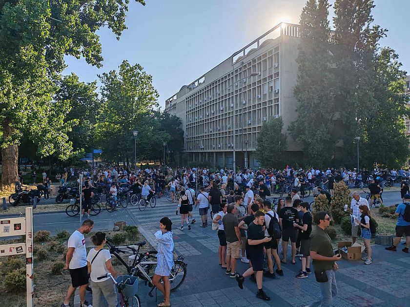 Blokade u Novom Sadu: Studenti i Zborovi se okupljaju kod Rektorata