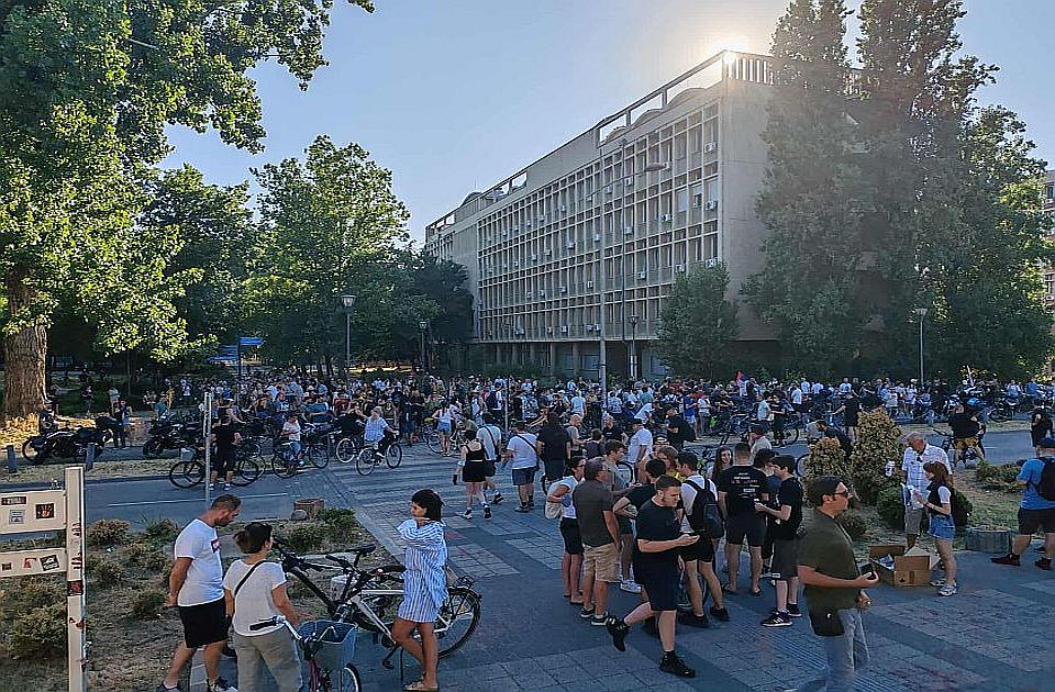 Blokade u Novom Sadu: Studenti i Zborovi krenuli ka Banovini