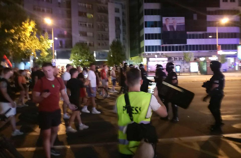 VIDEO: Policija posle ponoći potisnula građane koji su blokirali raskrsnicu kod Futoške pijace