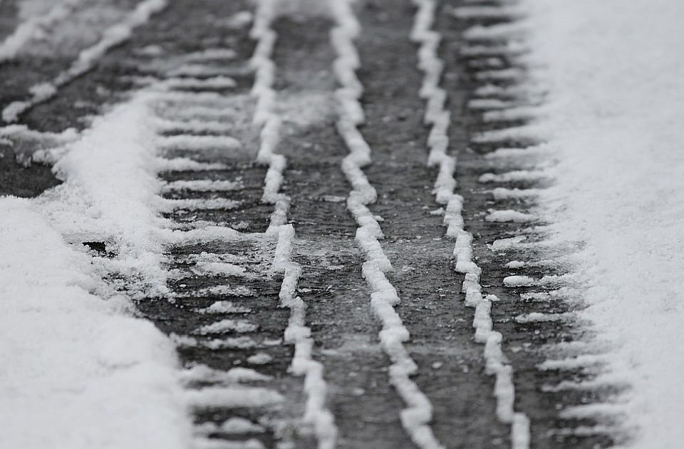 AMSS: Zbog zahlađenja i snega vozači da budu oprezniji