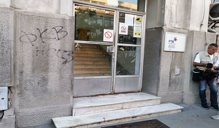 FOTO Grafit na zgradi RTV-a sa likom Vučića: "Nije zgrada kriva, ja sam urednik programa"