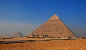 Danski par se slikao nag na vrhu piramide u Gizi