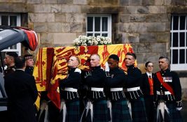 Povorka sa kovčegom kraljice Elizabete stigla u palatu u Edinburgu 
