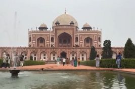 VIDEO: Klimatske promene i zagađenje uništavaju drevne spomenike u Indiji