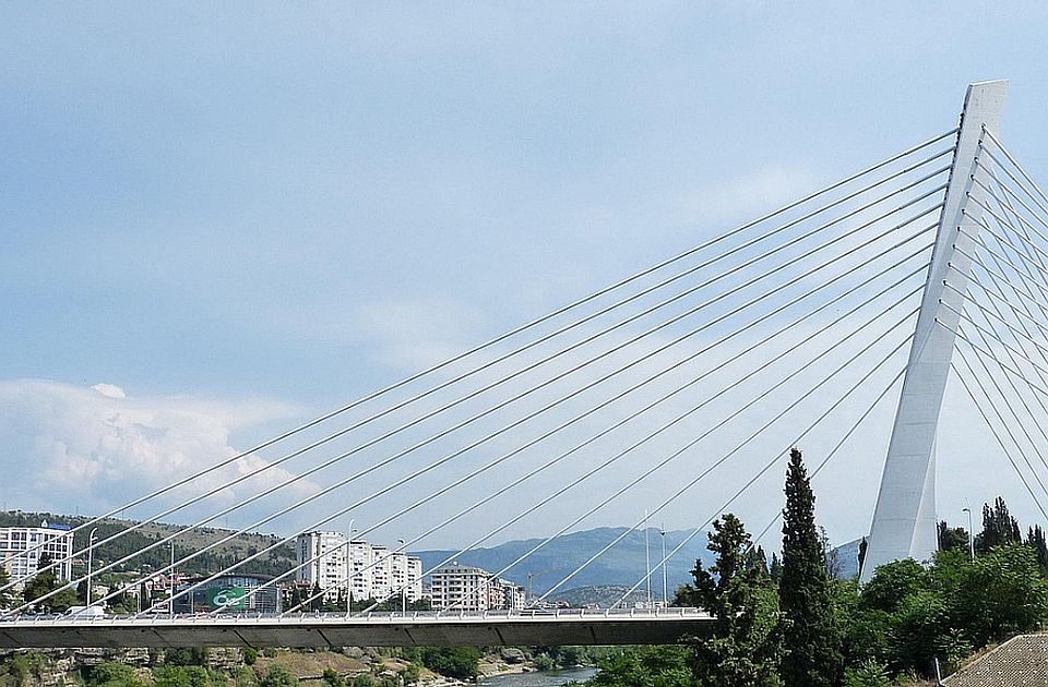 Mladić skočio usred noći u nabujalu Moraču i ženi spasio život 