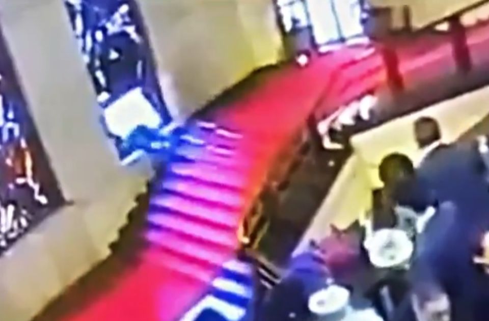 VIDEO: Italijanski političar se spotakao i glavom proleteo kroz umetničko delo 