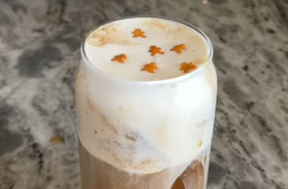 VIDEO Omiljeni napitak na malo drugačiji način: Hladna late kafa sa ukusom medenih keksića