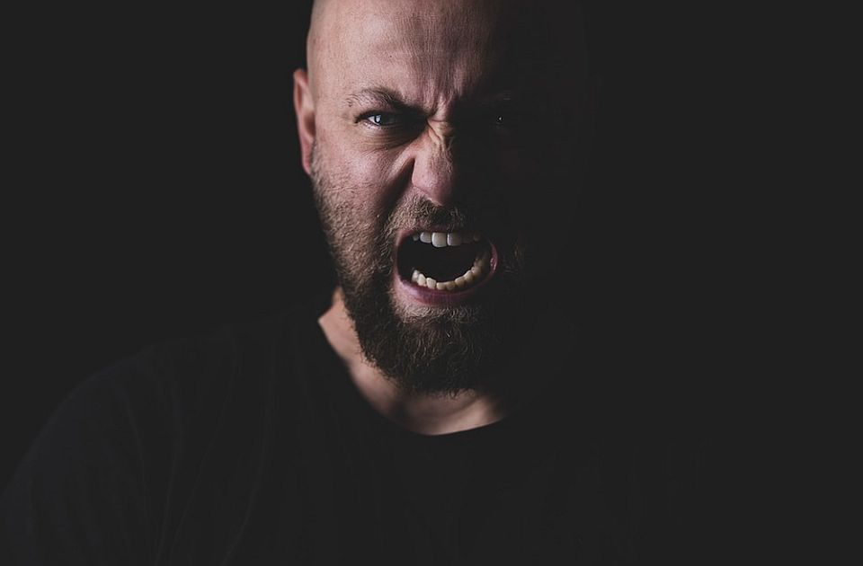 Studija pokazala: Izbacivanje besa ne smanjuje ljutnju - ali nešto drugo pomaže