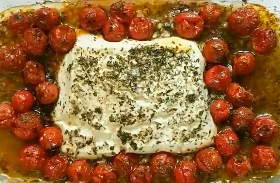 VIDEO Jednostavno i kremasto, rerna odradi skoro sav posao: Pečena feta pasta sa čeri paradajzom