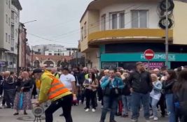 VIDEO: Građani u Loznici traže ostavku gradonačelnice, blokiran saobraćaj ispred Opštine 