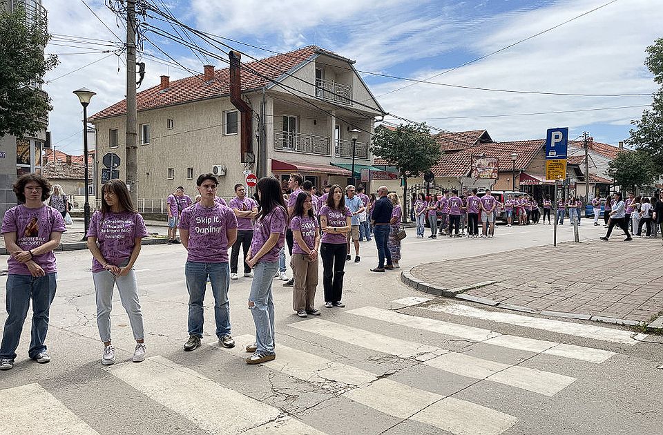 Mahao sekirom i pretio đacima tokom odavanja počasti nastradalima pod nadstrešnicom