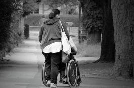 Lekcije iz komšiluka: Kako izgleda status roditelja-negovatelja u Hrvatskoj i šta možemo naučiti?