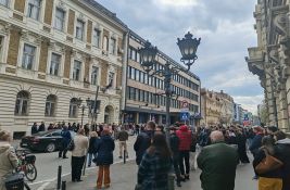 FOTO: Tišina ispred Ekonomske škole u znak sećanja na Vukašina Crnčevića