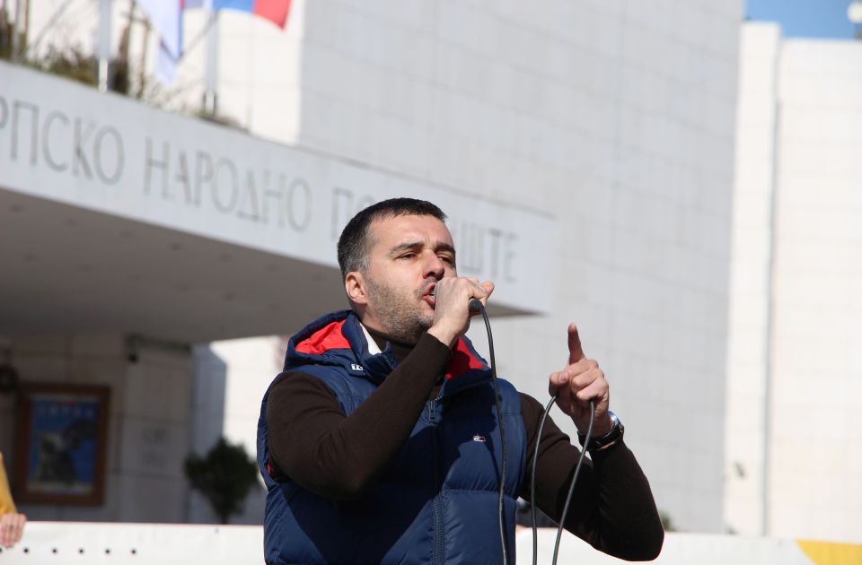 Manojlović: Vučić zatvara ljude u Arenu da ne bi mogli da pobegnu sa mitinga