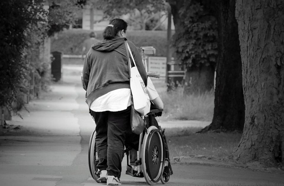 Lekcije iz komšiluka: Kako izgleda status roditelja-negovatelja u Hrvatskoj i šta možemo naučiti?