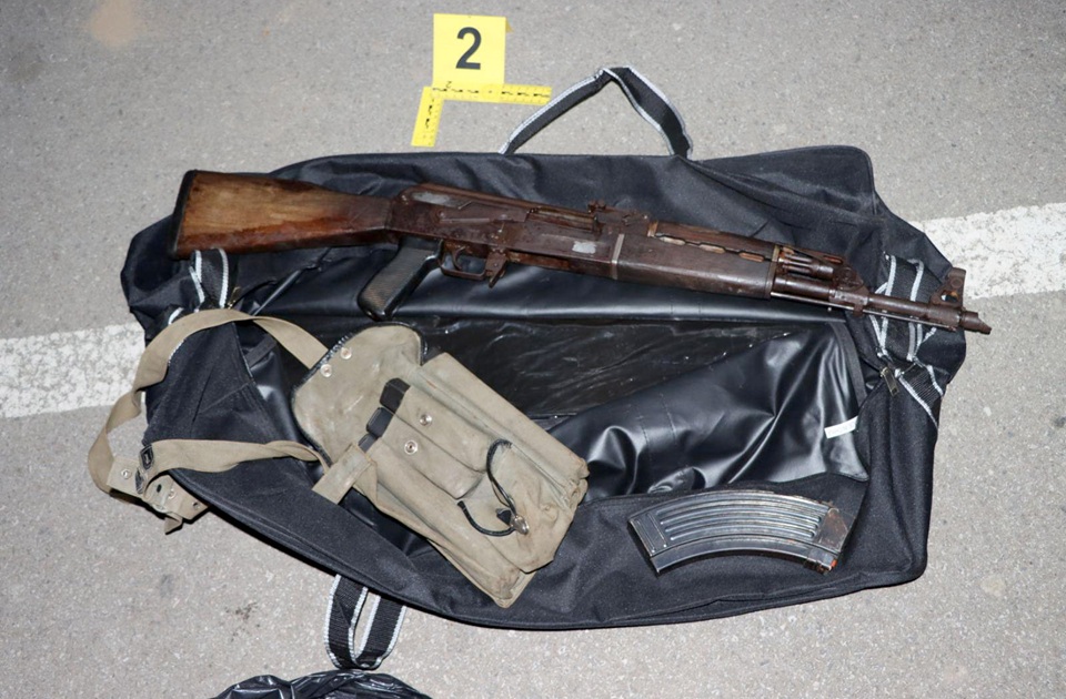 FOTO: Hapšenje u Mladenovcu: U golfu pronađena automatska puška i municija