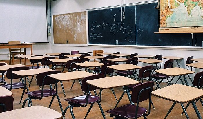 U Francuskoj zatvoreno 12 škola zbog korone